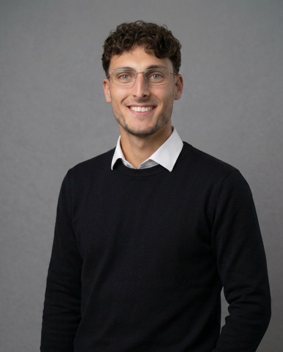 Portret van Thijs Ardaseer, senior sales consultant van Sales Wing