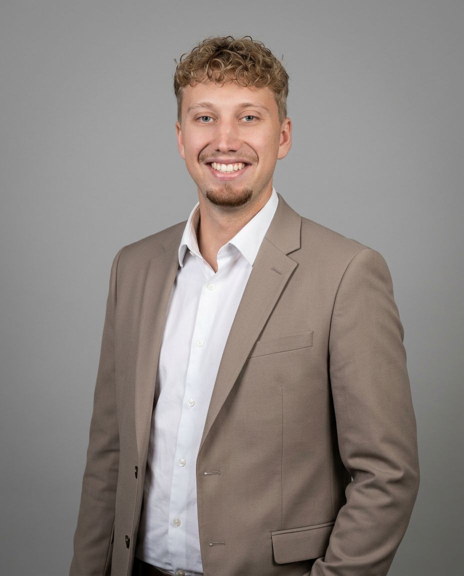 Portret van Mitchel Lenting, sales consultant van Sales Wing