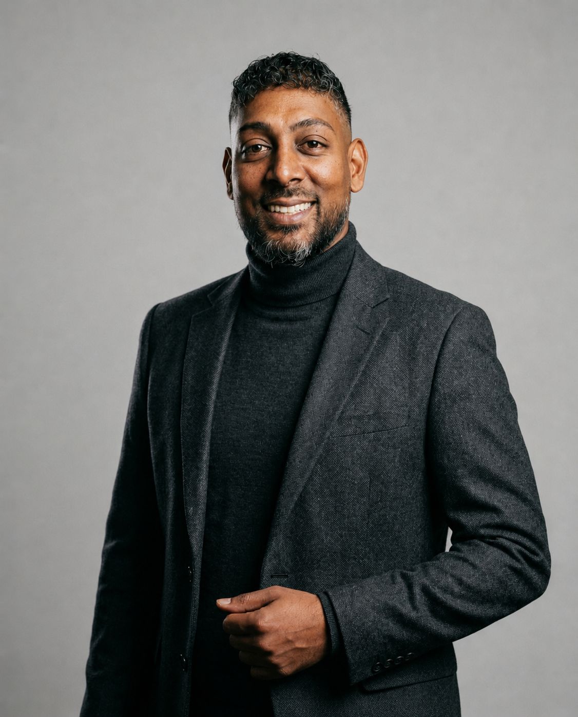 Portret van Avinash Oedai, commercieel directeur van Sales Wing